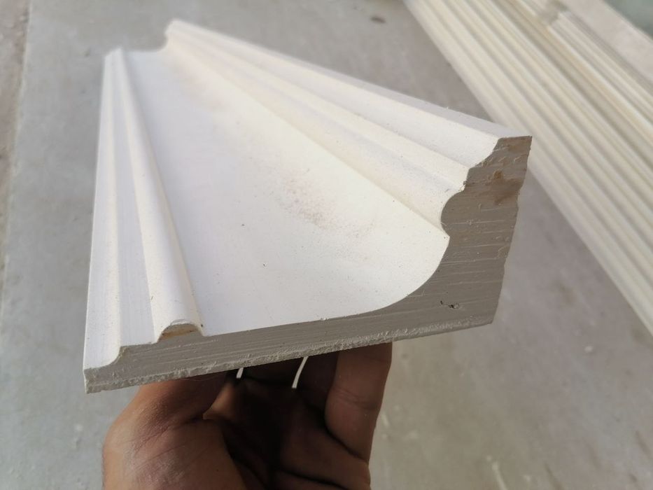 Gips Lepka. Hitech. ramka, karniz, bort, dizaynerski forma. Molding.