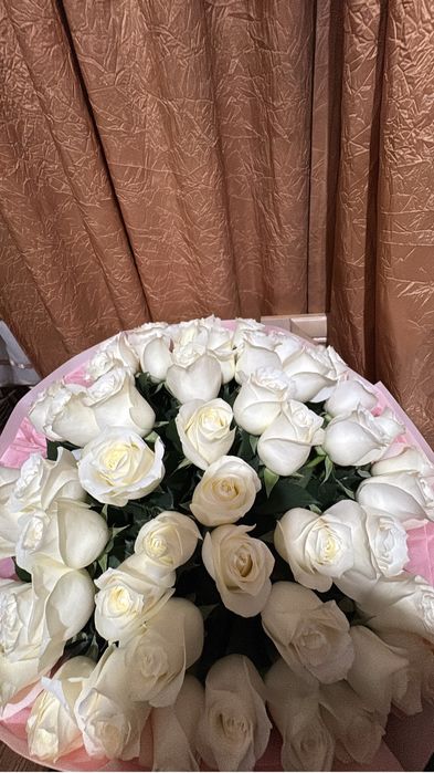 Белый роза,улкен букет, 51 штук, 27си тунде алынган.исы прямм куштииии