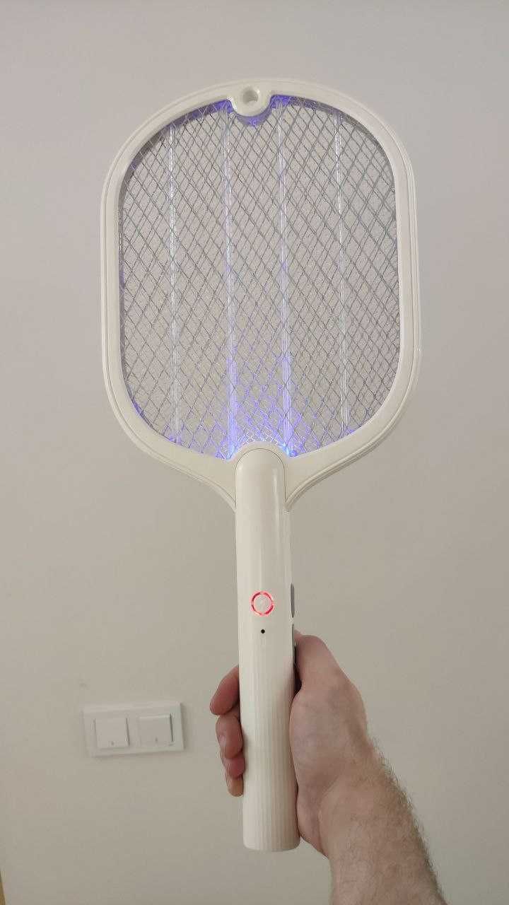 Электрическая ракетка для насекомых. Бьет током комаров. Беспроводная.