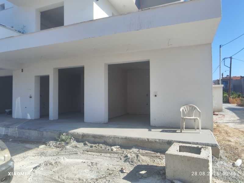 Гарсониера на партерен етаж с парко място в Паралия Офринио