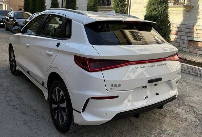 Byd e2 in white.