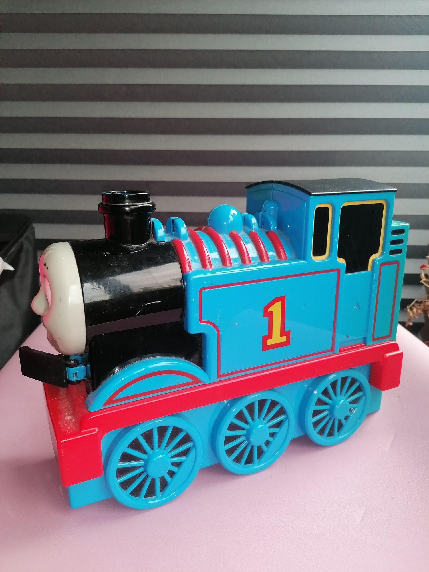 Cutie Thomas + 15 trenulețe cu magnet