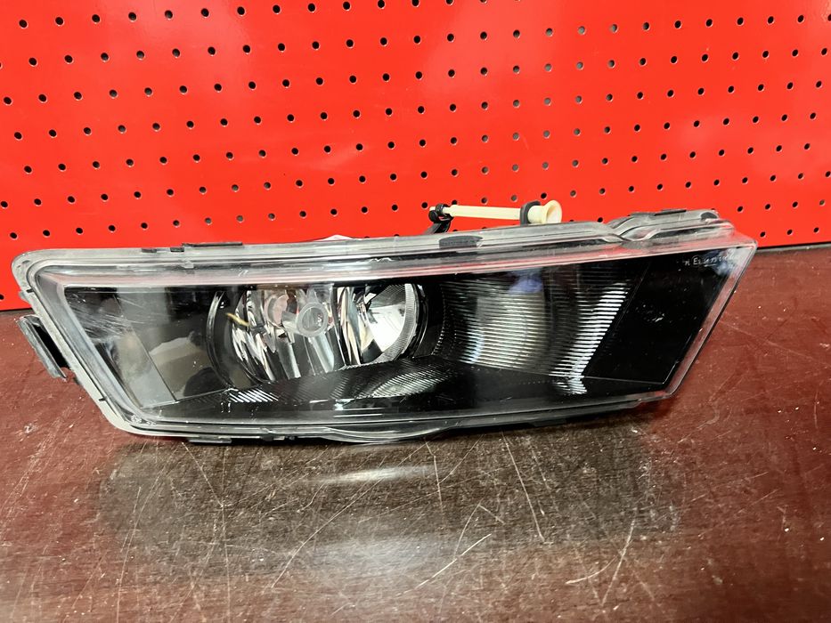 Proiector ceata dreapta Skoda Rapid an 2012-2017