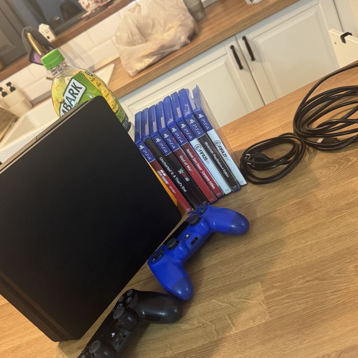Vand ps4 slim de 1TB MEMORIE 2 manete 8 jocuri