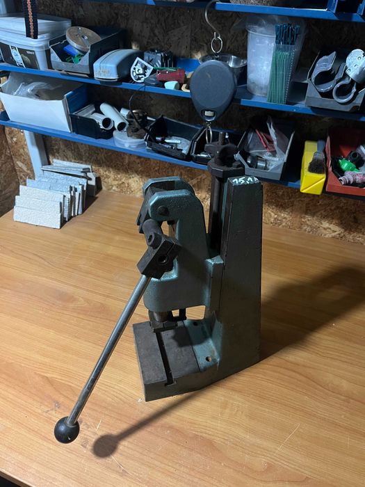 Presa industriala manuala  Schmidt, de mici dimensiuni