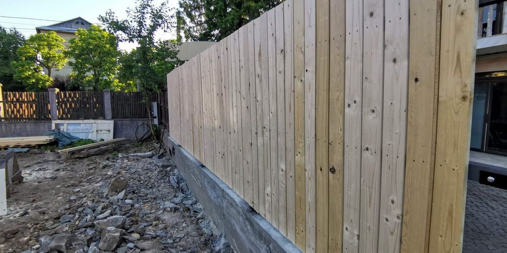 Garduri din sipca metalica, panou tip jaluzele, tabla, plasa si BCA