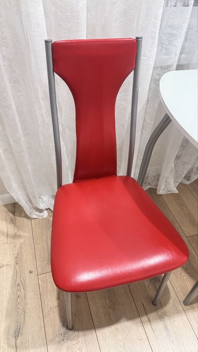 Продам комплект стульев и табуреток