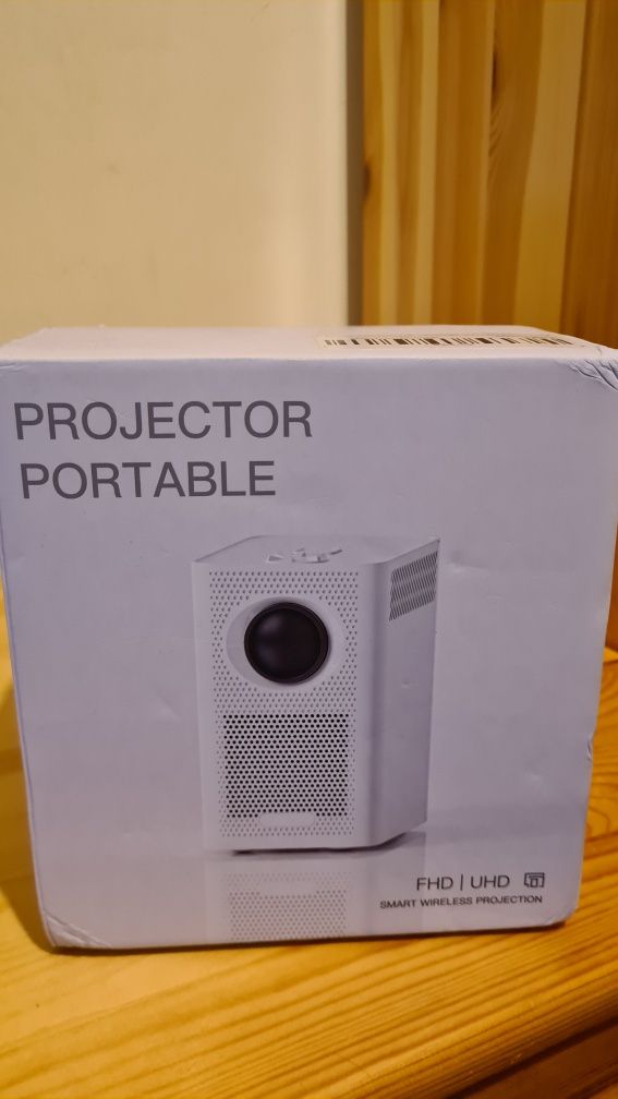 Продавам смарт Андроид проектор Hongtop S30max