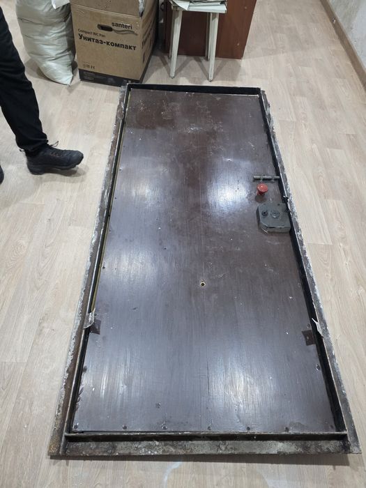 Железная входная дверь.