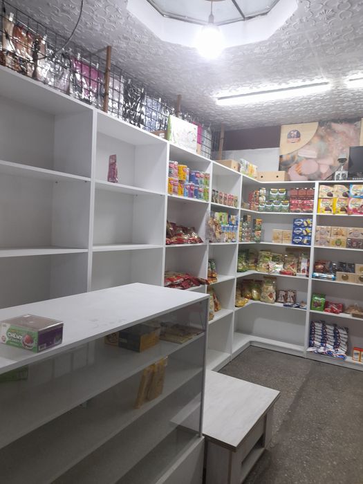 Витрины и стеллажи новые, в отличном состоянии