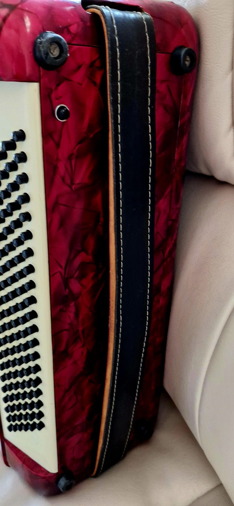 Vând acordeon Parrot cu 120 basi rosu