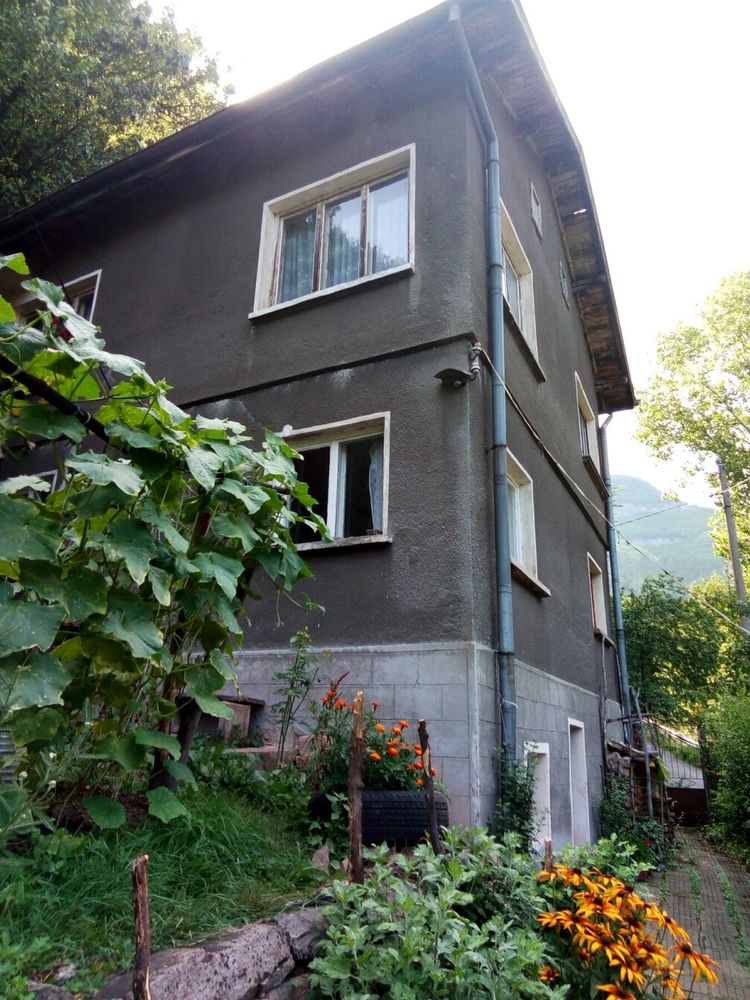 Продавам къща в село Бов на 45км от София