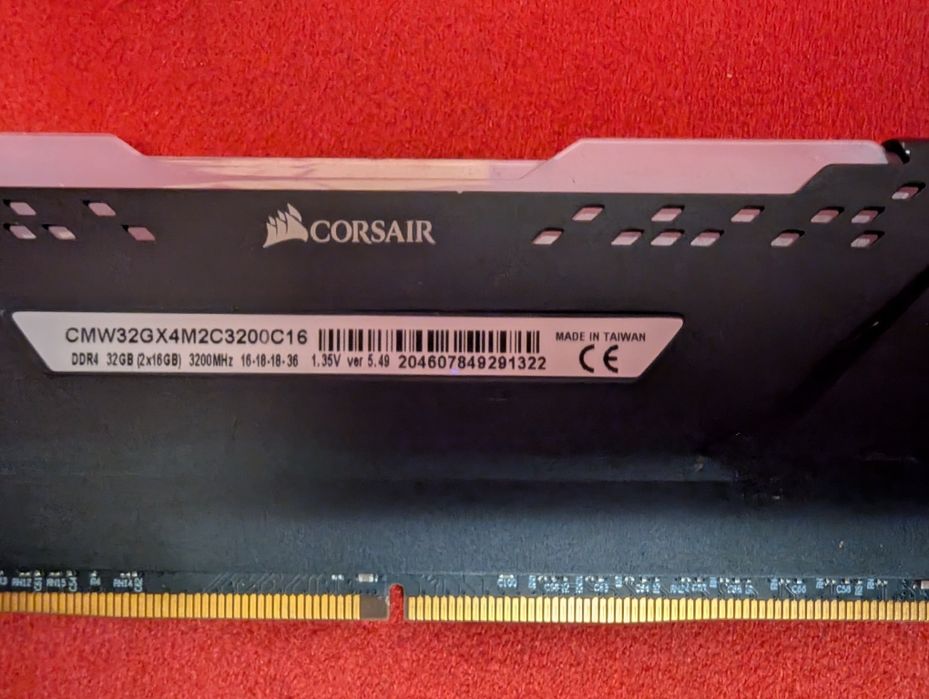 32GB (2x16GB) DDR4 RAM памет: Corsair Vengeance RGB PRO DDR4-3200 CL16