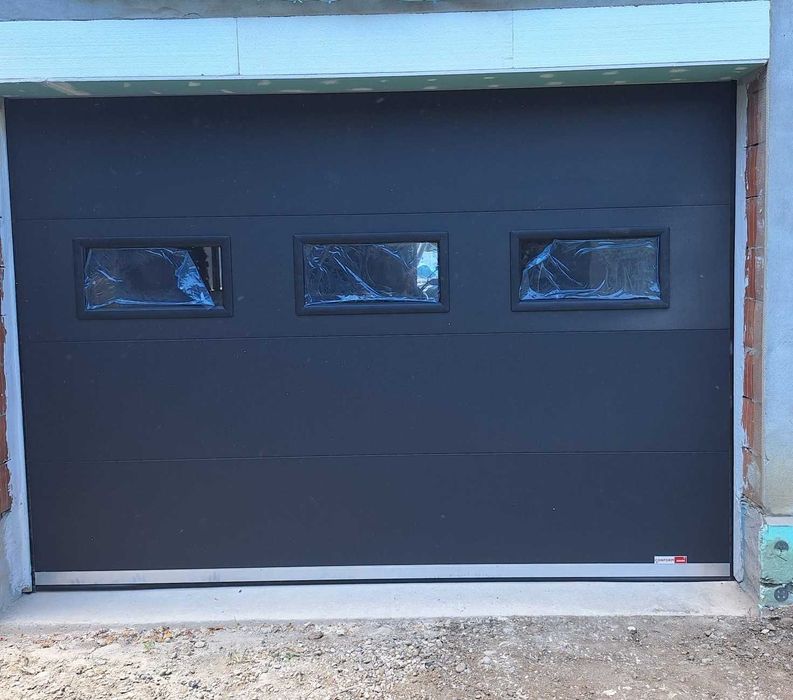 Usa garaj sectionala 2750x2000 negru mat, automatizare si 3 hublouri