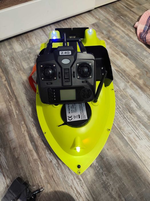 Лодка за захранка D18