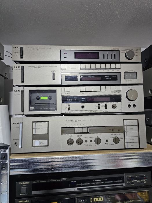 Akai, Technics, Sansui..