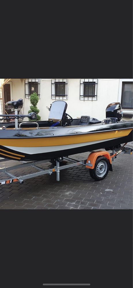 Barca Bass Boat cu Peridoc inclus
