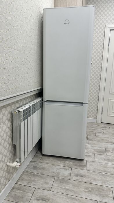 Продам холодильник indesit 100тысяч