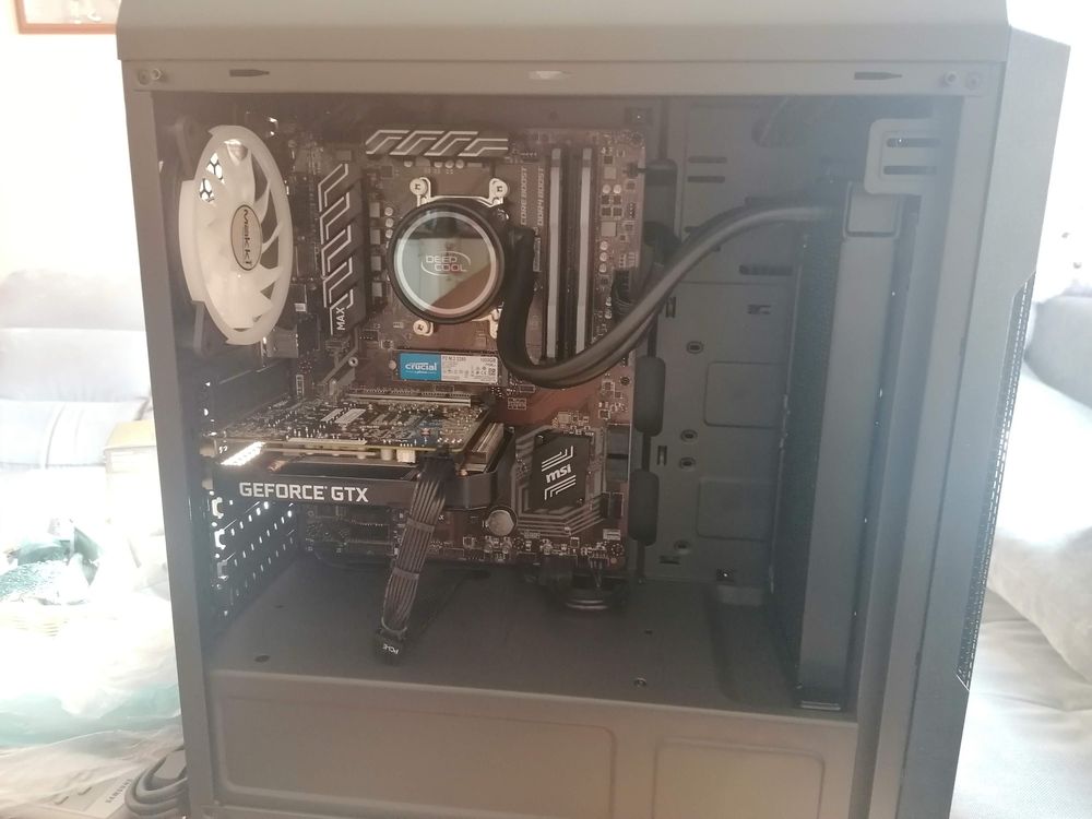 Продавам геймърски компютър AMD
