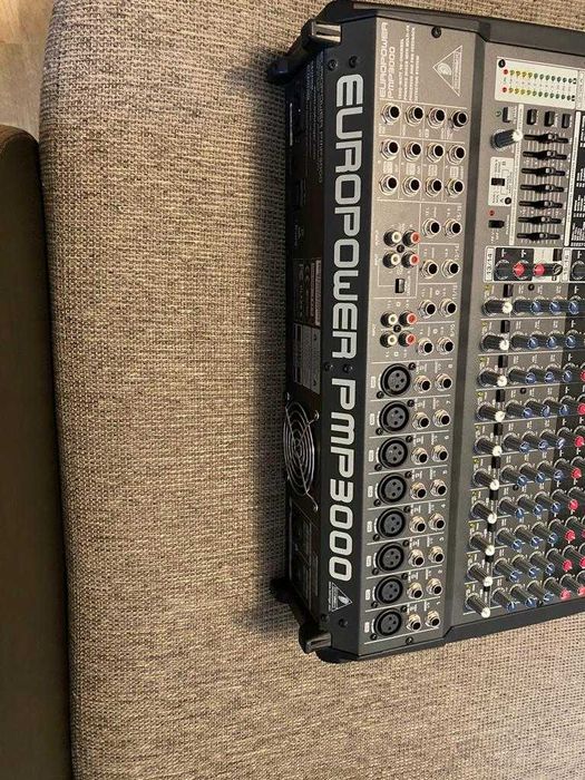 Behringer PMP3000 cu amplificare 2x600W
