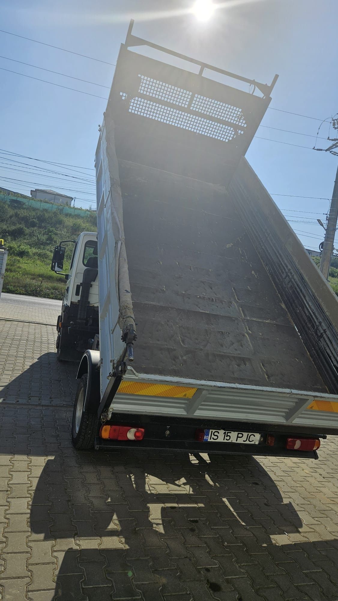 Nissan Atleon Basculabil pe 3 părți ,categoria B