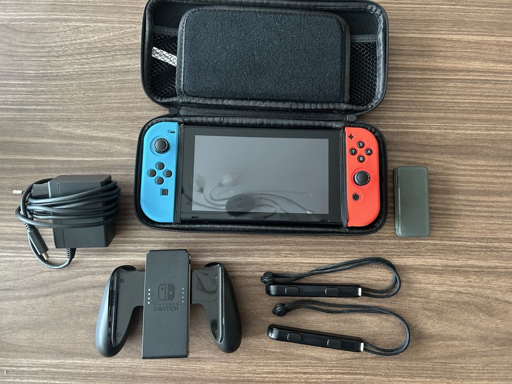 Nintendo Switch конзола (без Dock) + калъф + кутийка за игри + зарядно