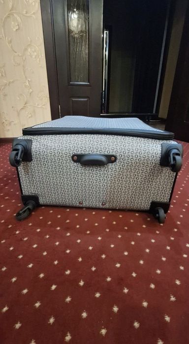 Guess chemodan ideal