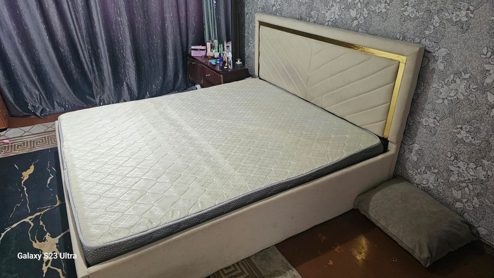 Кровать мебельная, двухспальная с матрасом( без подъемного механизма),