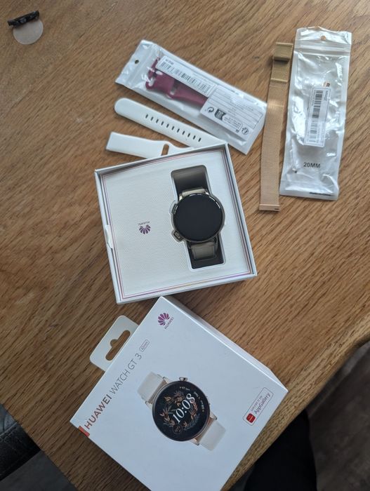 Часовник Huawei GT3 с кутия, зарядно и три допълнителни каишки
