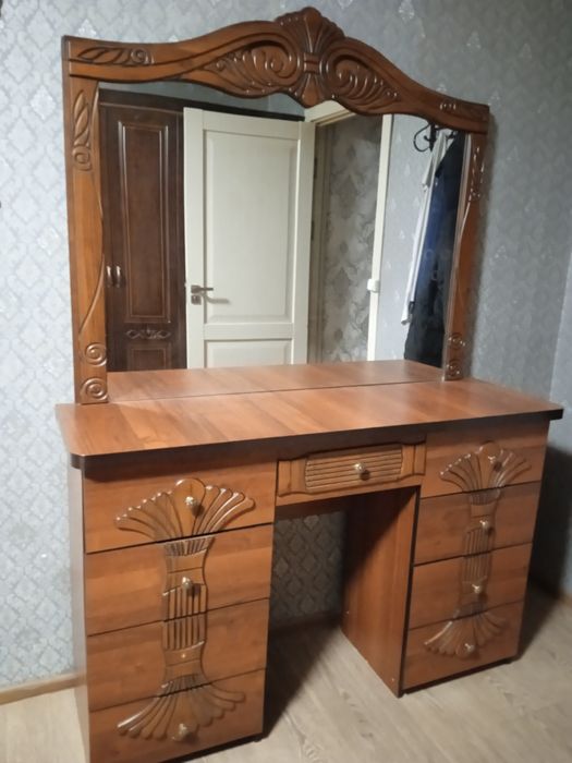 Трюмо почти новый продаю