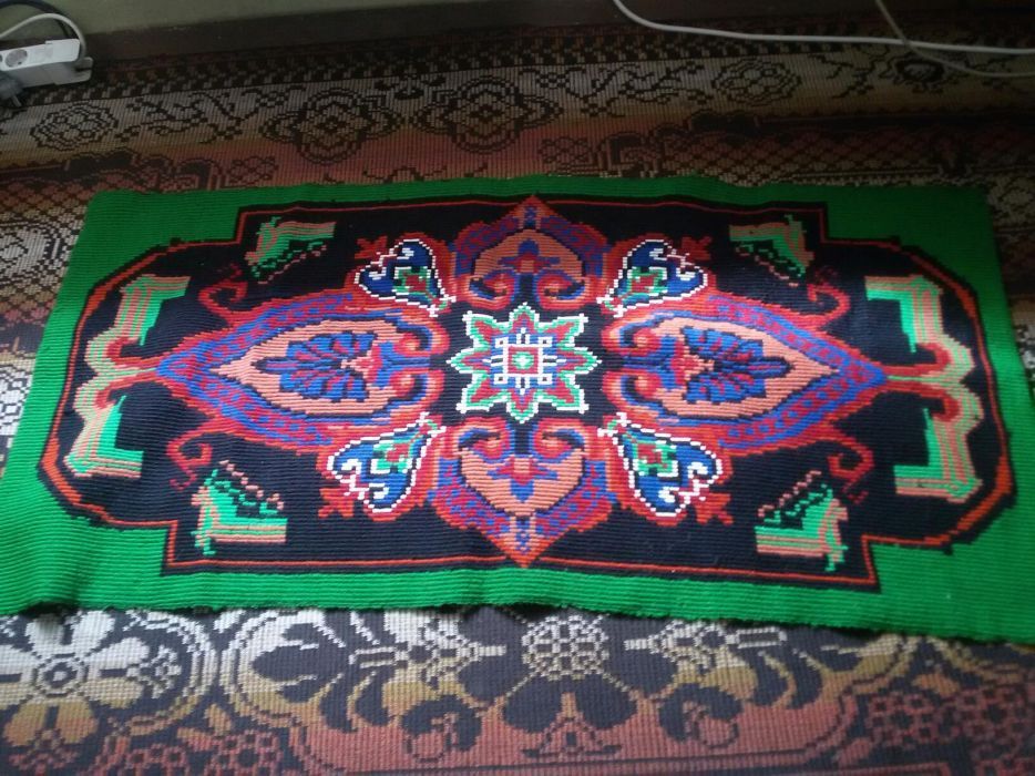 Килим ръчно тъкан