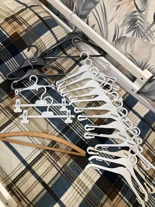 Вешалки, плечики.