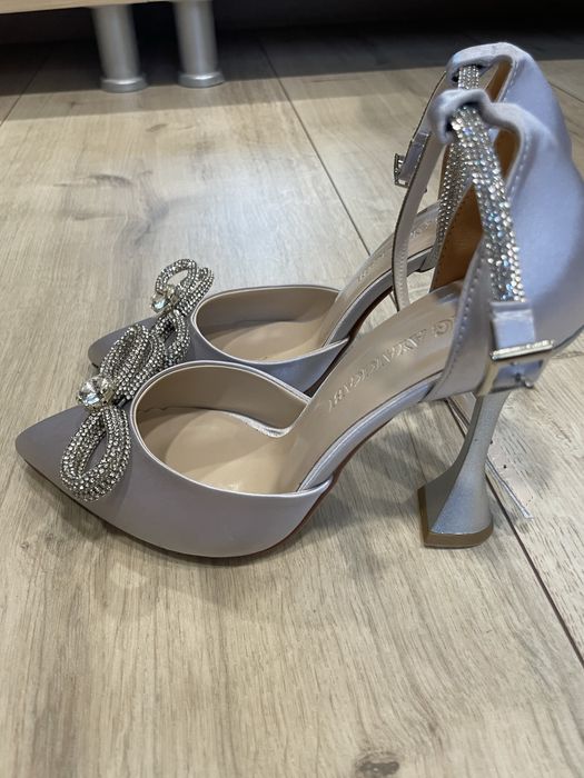 Pantofi noi eleganti stiletto