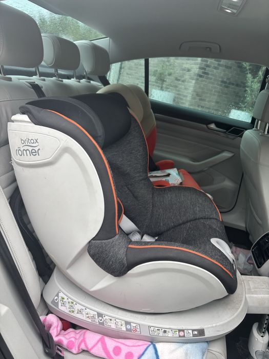 Scaun auto rotativ Britax Romer Dualfix