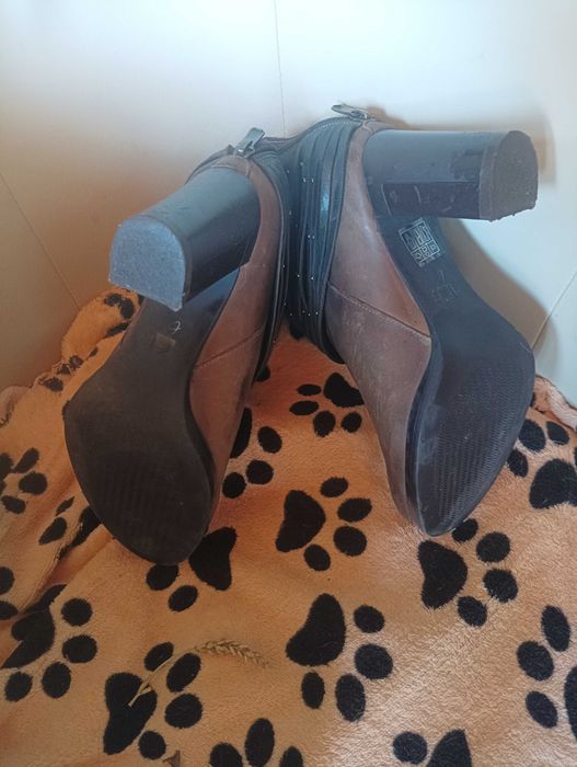 Продавам дамски боти набук