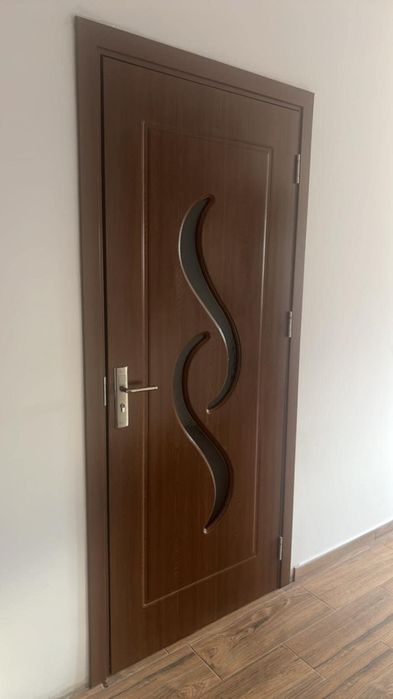 Vând 4 uși din mdf