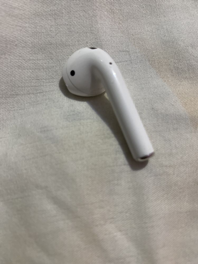 airpods 1.1 левый наушник A2032