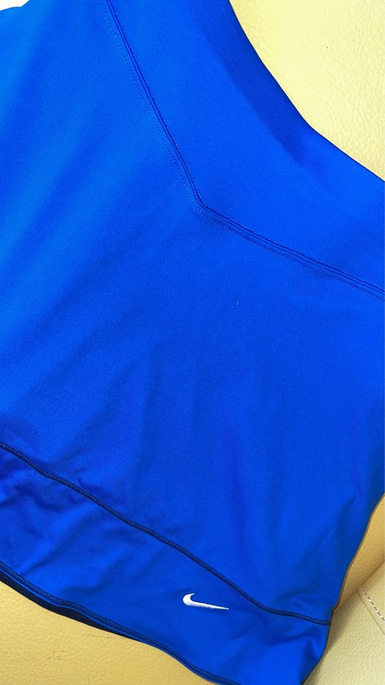Нова спортна пола на Nike с бродирано лого