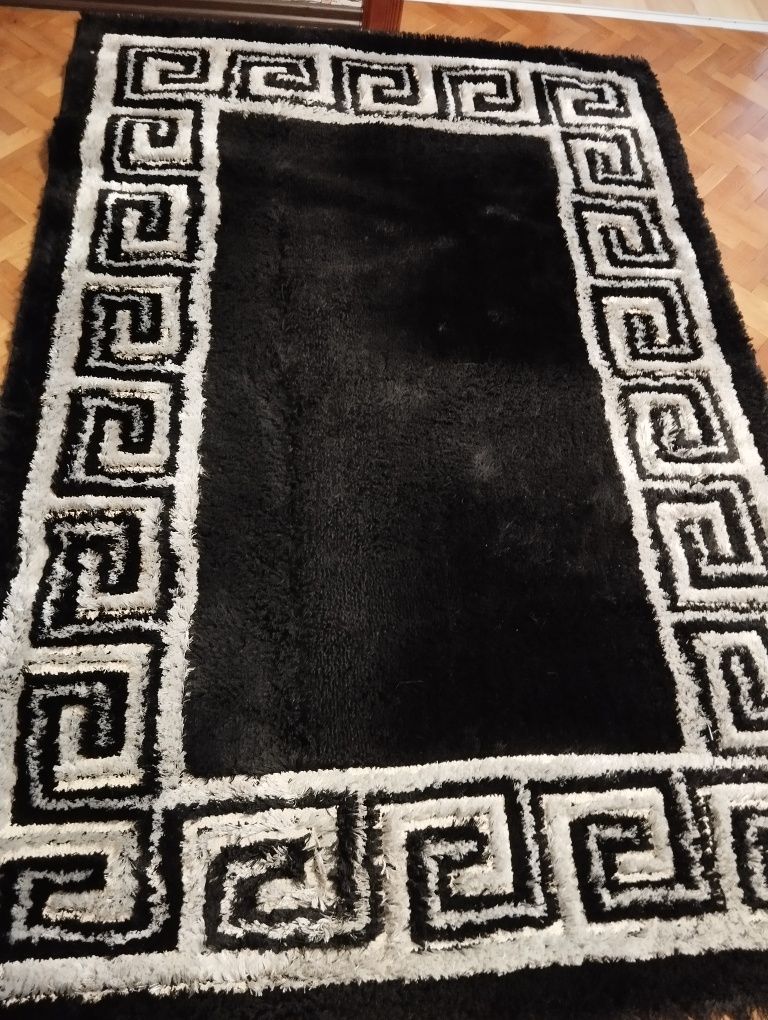 Чисто нов килим шаги.