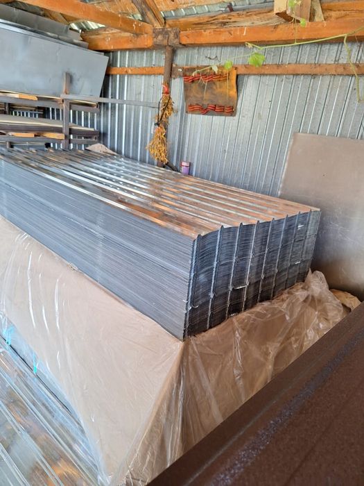 Vindem Tablă cutata colorată și zincată ocazie 
 Dimensiuni 200/92  cm