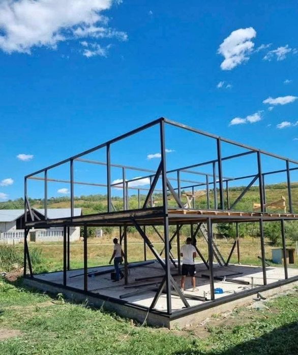 Case de vânzare pe structură metalică
