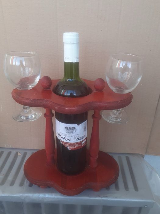 Поставка за вино с чаши