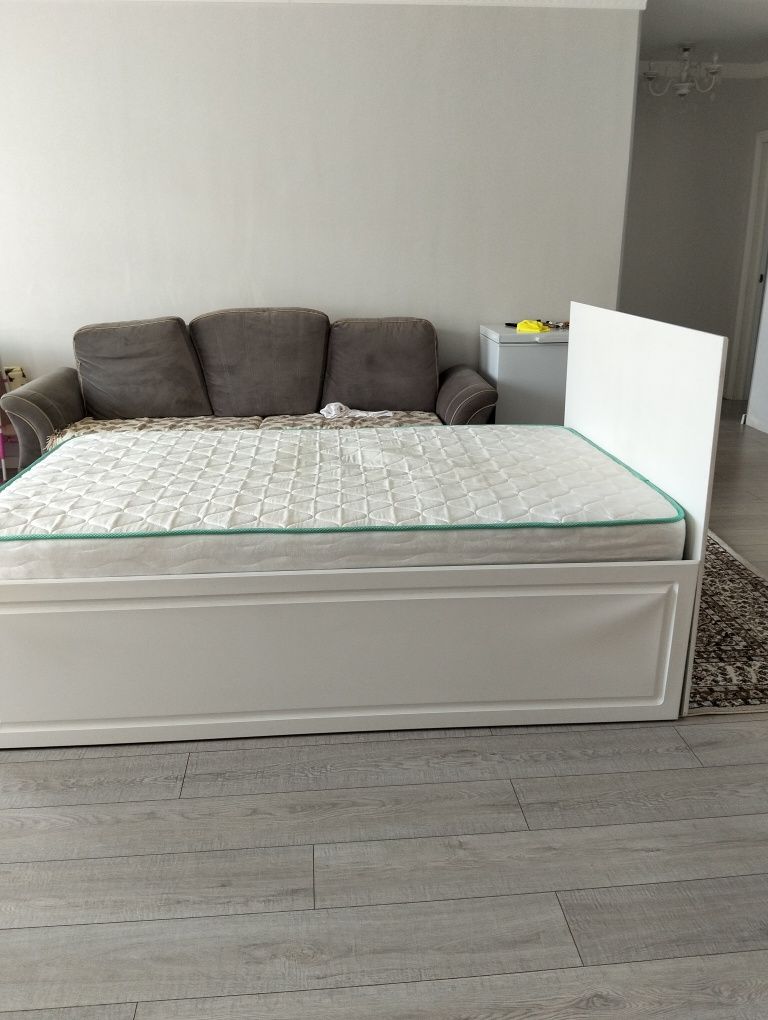 Срочно продам Кровать  р-р 200/120