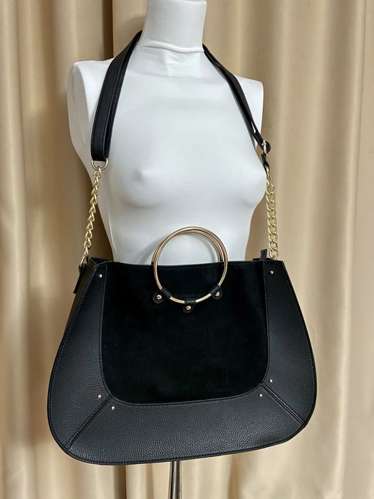 Geanta neagra, de dimensiuni medii spre mari, nefolosita