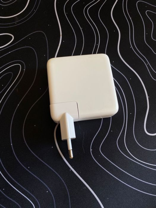 Apple USB-C power Adapter 61-W A1718