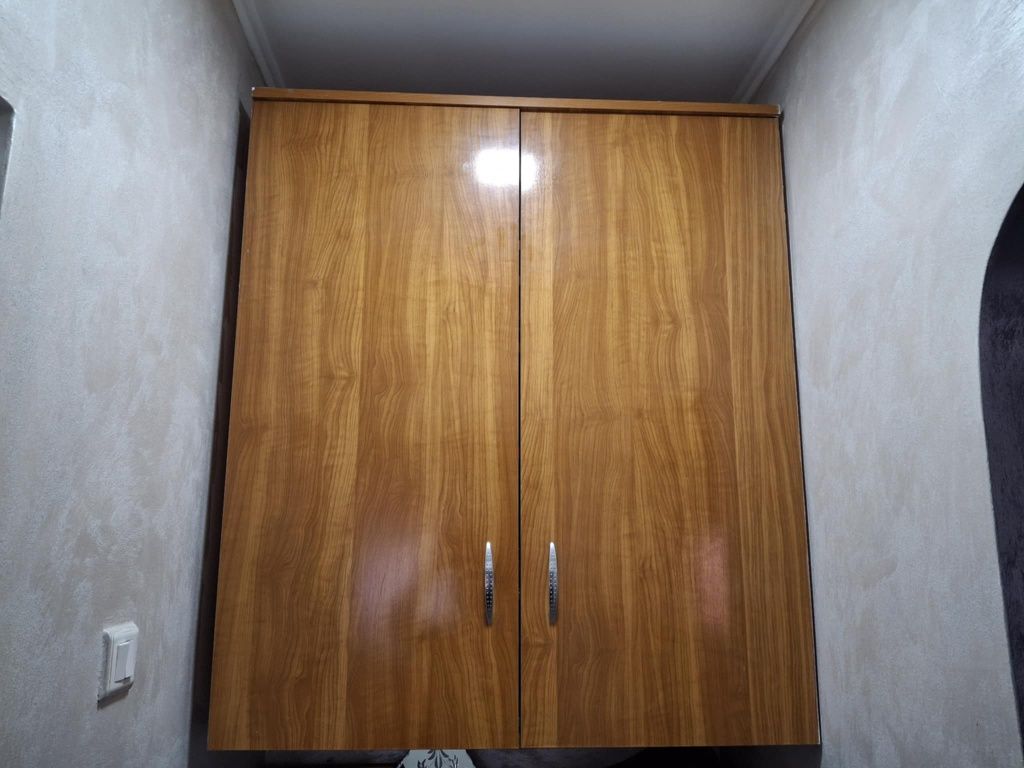 Dulap cu rafturi suspendat