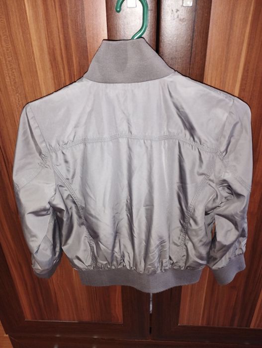 Vând geaca primăvară pt 4  -5 ani