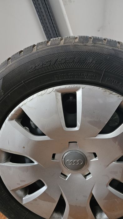 3 jante audi cu anvelope foarte bune + capace  . 225 55 r16