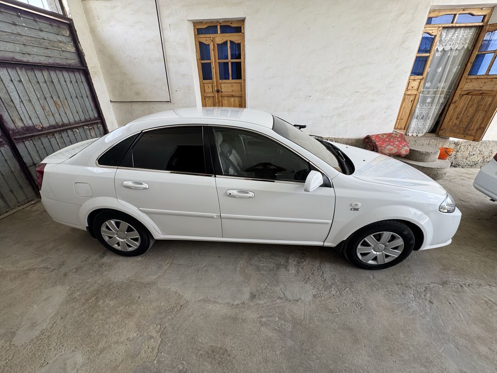 Gentra 1.8 sotiladi