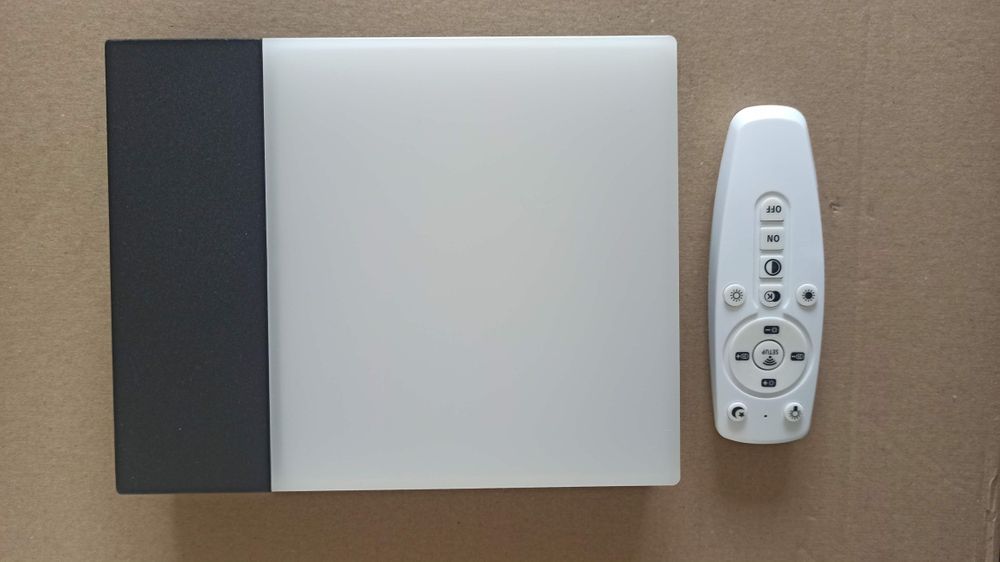 Lampă de perete cu telecomanda